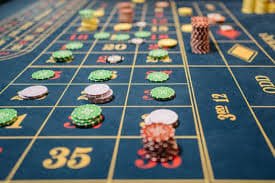 Tampilan meja blackjack demo di sakongtoto dengan kartu dealer dan pemain terlihat jelas